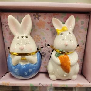 Adorable Easter Bunny Salt and Pepper Shakers
